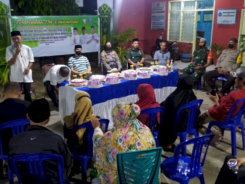 Camat Mamajang M Ari Fadli bersama warga Tamparang Keke. (Ist)