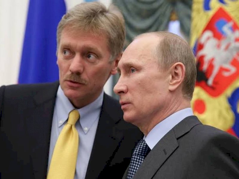 Juru Bicara Kepresidenan Rusia, Dmitry Peskov bersama Vladimir Putin. (Int)