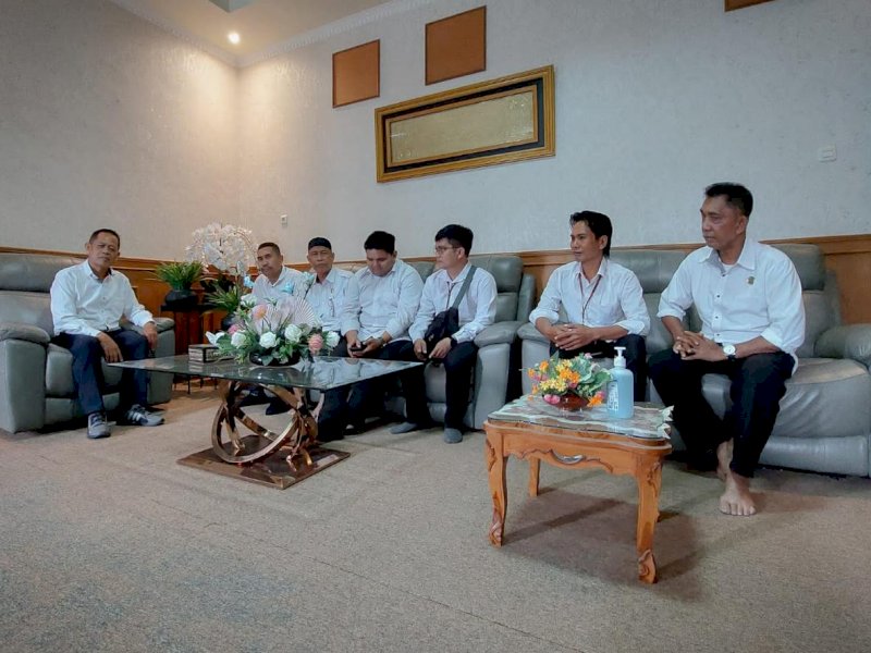 Rektor IAIN Bone Prof Syahabuddin bertemu dengan Bagian Kerja Sama dan Hubungan Masyarakat IAIN Bone di ruang rektor. (Ist)