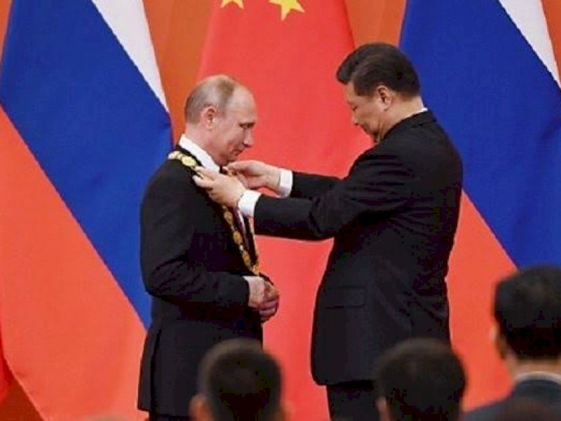 Presiden China Xi Jinping sambut Presiden Rusia Vladimir Putin. (Int)