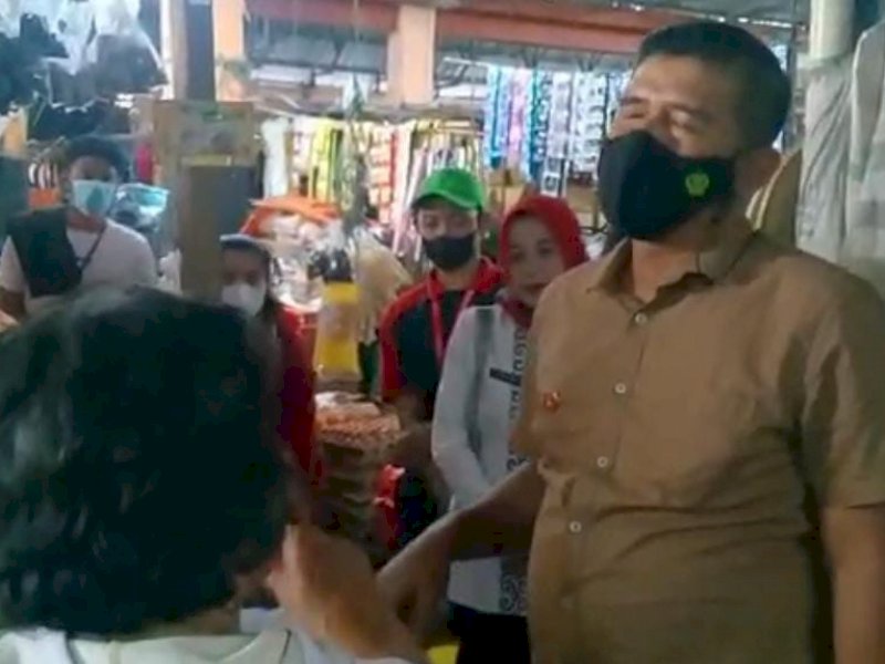 Polres Torut bersama Disperindagkop memantau kelangkaan minyak goreng di pasar tradisional. (Ist)