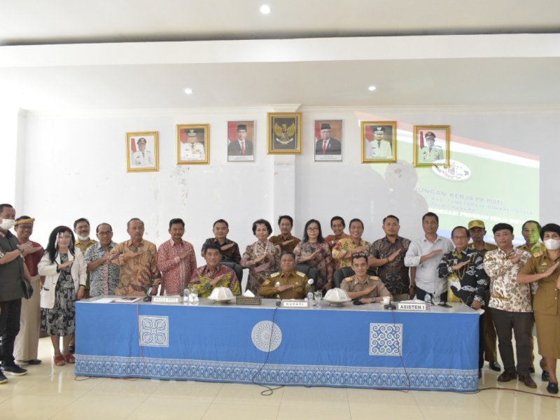 Bupati Torut Yohanis Bassang bersama Ketua PMTI Mayor Jenderal TNI (Purn) Yulius Selvanus Lumbaa dan rombongan. (Ist)