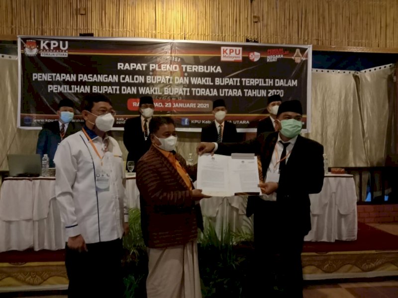 Ombas-Dedy terima SK penetapan Bupati dan Wakil Bupati Torut terpilih.