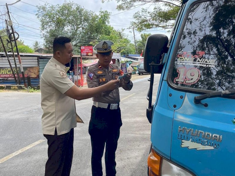Operasi penertiban pajak kendaraan di Bone. (Foto: PM/Abiy)