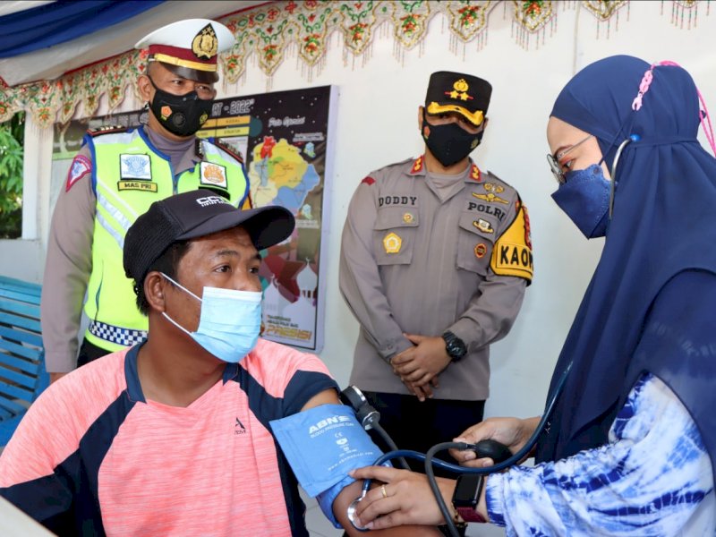 Kapolres Enrekang AKBP Arief Doddy Suryawan pantau pelayanan di pos ops ketupat 2022. (Ist)