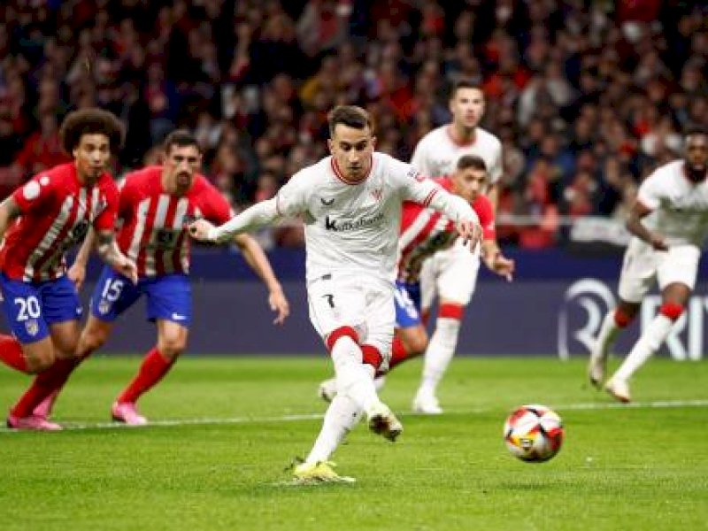 Pemain Atletic Bilbao mengeksekusi penalti ke gawang Atletico Madrid. (int) 