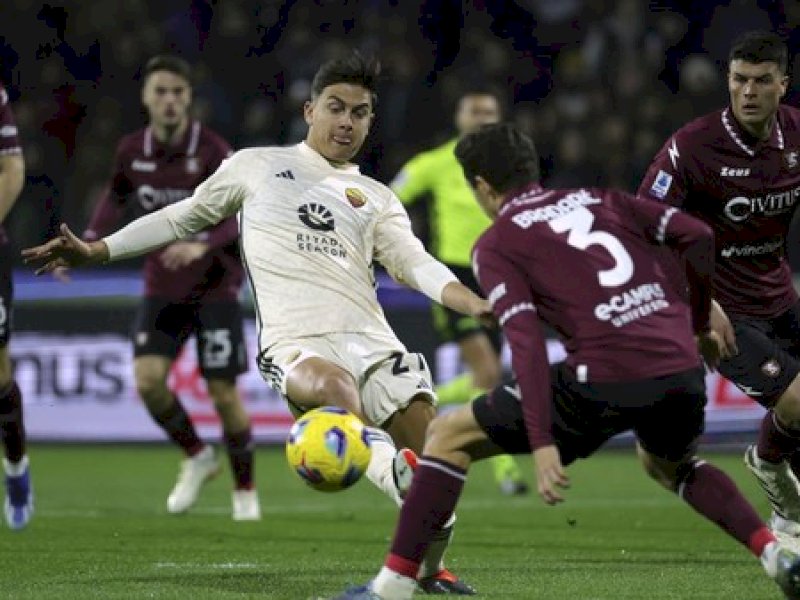 Pemain AS Roma mencoba mengadang laju pemain Salernitana. (int) 