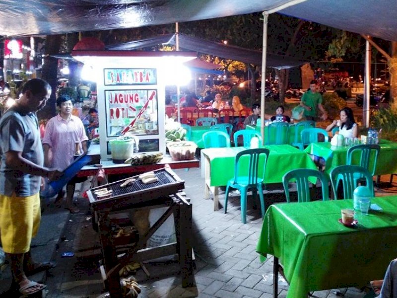 Salah satu lapak pedagang di Anjungan Pantai Losari, Makassar. (ist)