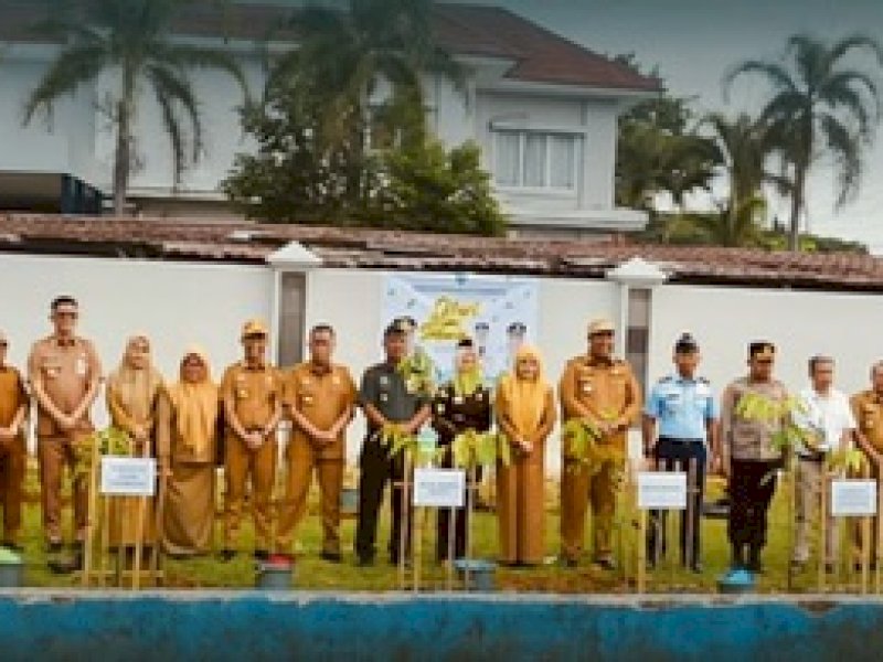 Penanaman bibit pohon dilaksanakan di alun-alun bank Sulselbar Maros