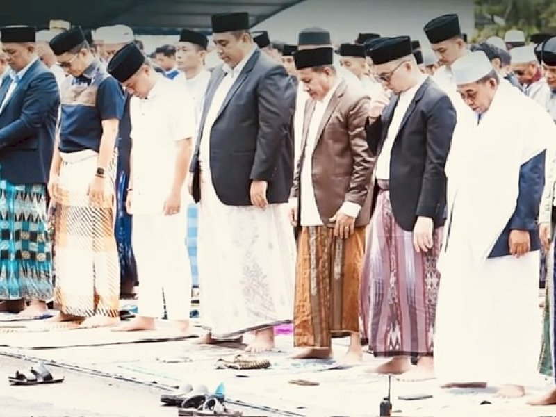 Pemkab Maros shalat berjamaah di Lapangan Pallantikang