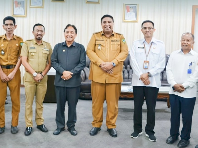 Pertemuan kunjungan kerja berlangsung di ruang kerja Bupati