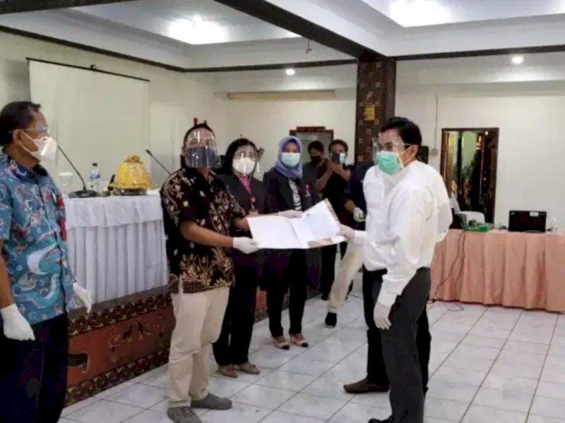 Proses penyerahan SK penetapan Bupati dan Wakil Bupati Tator terpilih hasil Pilkada 2020.