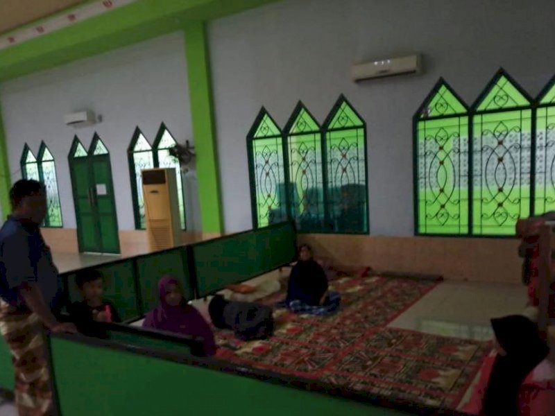 Masjid jadi lokasi pengungsian banjir warga Komplek Kodam 3, Kecamatan Biringkanaya, Makassar.