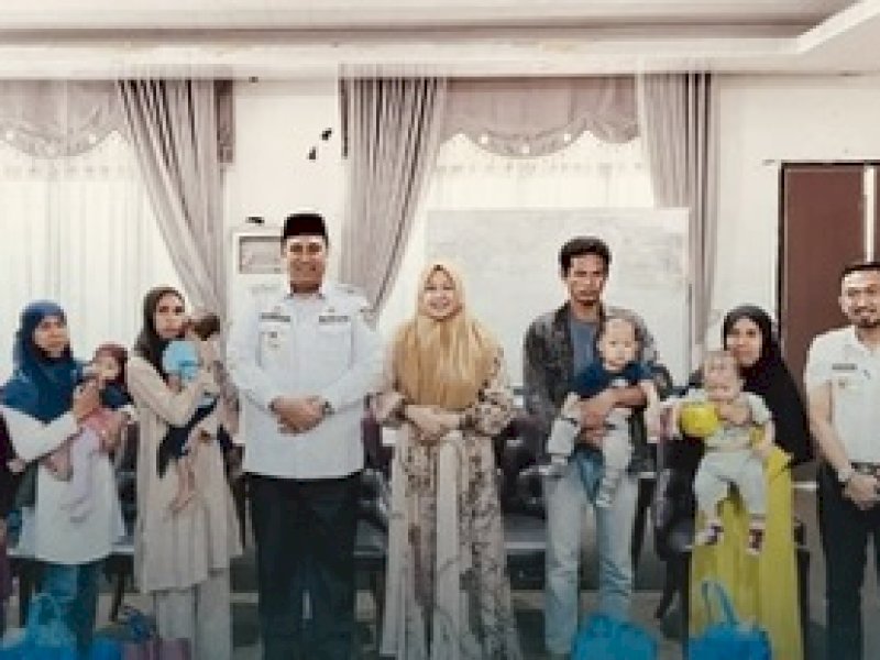 Chaidir Syam, menyalurkan bantuan program BAAS kepada 5 Keluarga anak asuh stunting