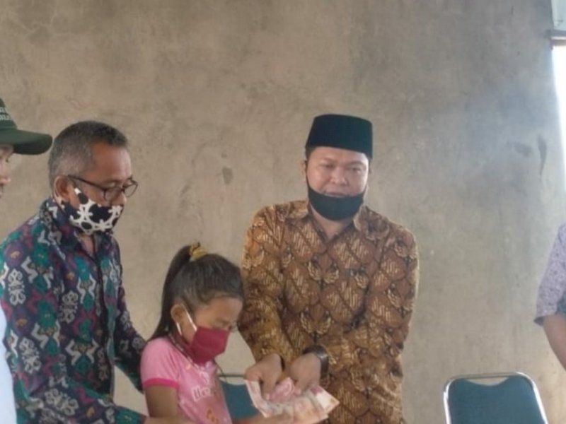Penyaluran bantuan langsung tunai (BLT) di Lembang Balla, Kecamatan Bittuang, Jum&rsquo;at (15/5/2020).