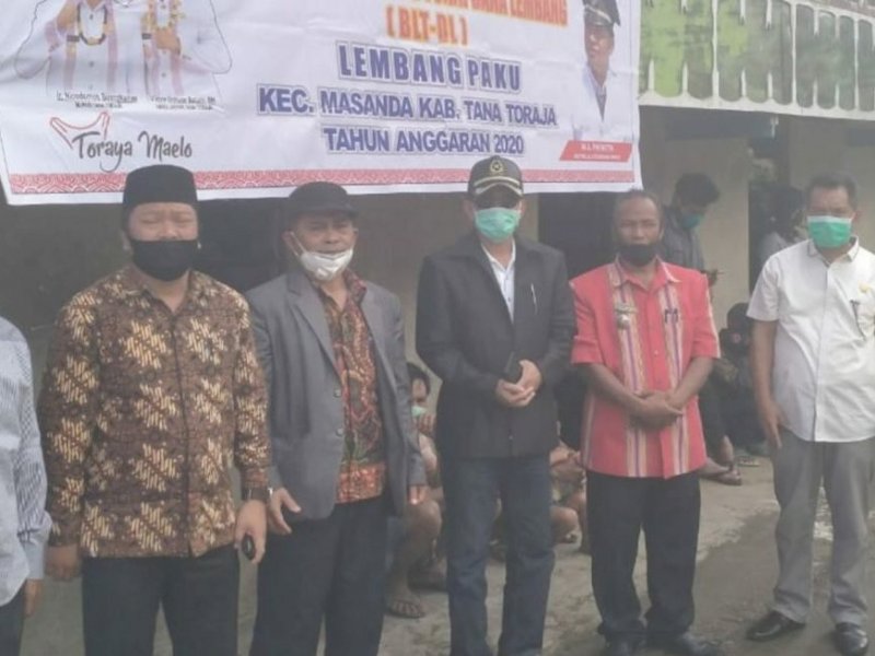 Ketua DPRD Tator Welem Sambolangi ikut memantau dalam penyaluran BLT di Paku