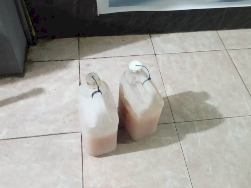 Barang bukti dua jerigen miras jenis ballo. Disita saat warga di Jalan Kerung-kerung berpesta miras.
