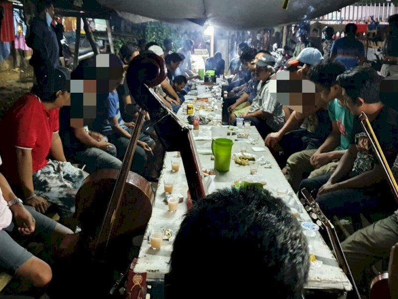 Kelompok pemuda tengah asik menenggak miras di Jalan Abubakar Lambogo 2, Makassar.