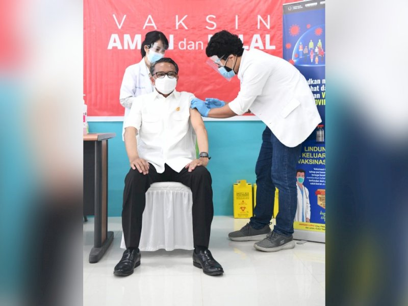 Gubernur Sulsel Nurdin Abdullah saat divaksinasi Covid-19 kedua. 