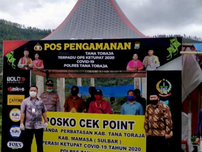 Ketua DPRD Tana Toraja (Tator) Welem Sambolangi bersama Kepala Kejaksaan Negeri (Kajari) Makale Jefri Penanging Makapedua saaf meninjau Posko Covid-19 di perbatasan Tator-Mamasa (Sulbar).