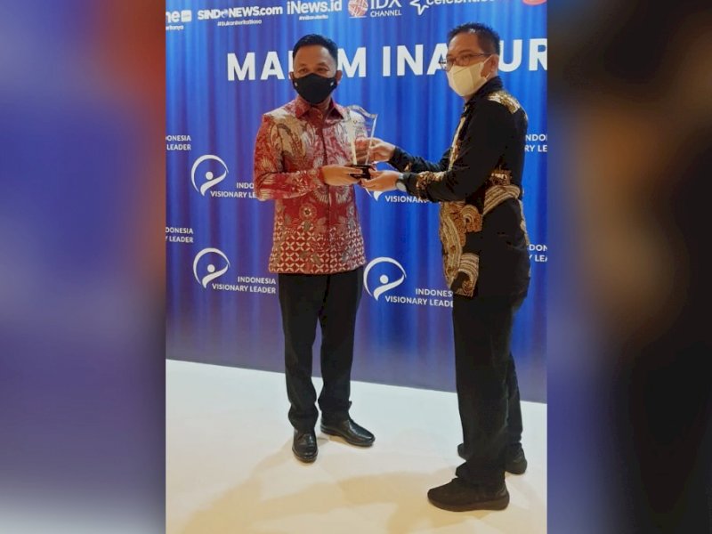 Ilham Azikin saat menerima penghargaan. 