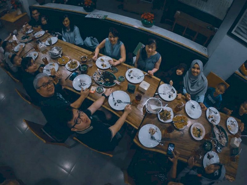 Makan Malam Ustadz Felix Siauw bersama keluarga merayakan natal. 