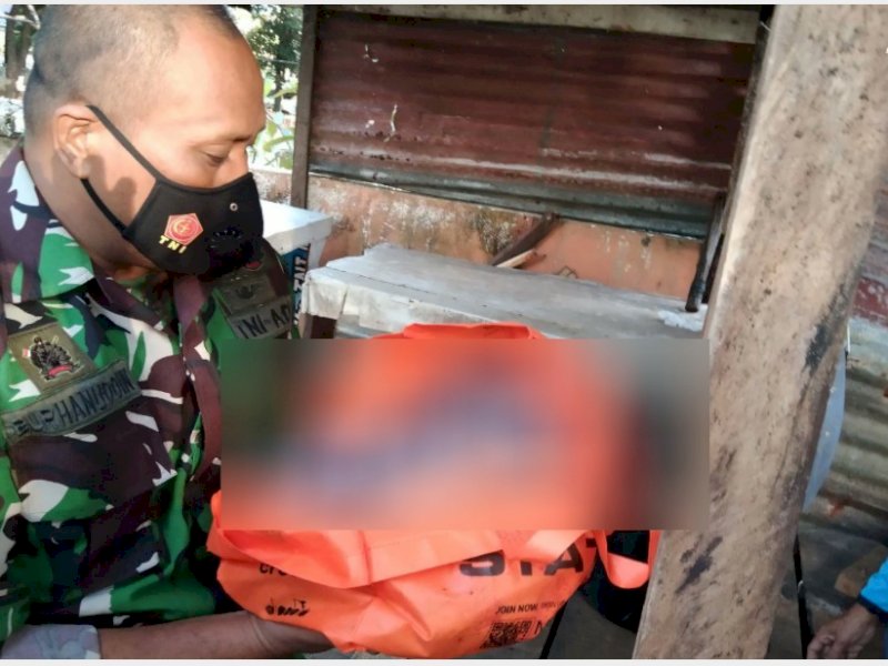 Petugas Koramil Panakkukang mengamankan bayi yang ditemukan warga di Paropo, Makassar. (Ist)