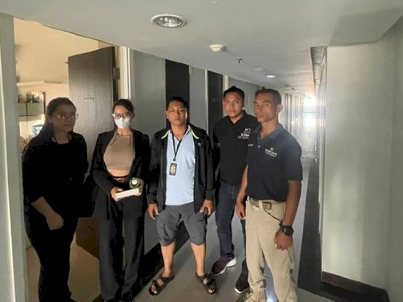 Siskaeee diapit para penyidik Polda Polda Metro Jaya. (ist) 