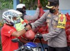 Polres SBB Maluku Bantu Warga, Salurkan 150 Paket Beras dan 250 Masker