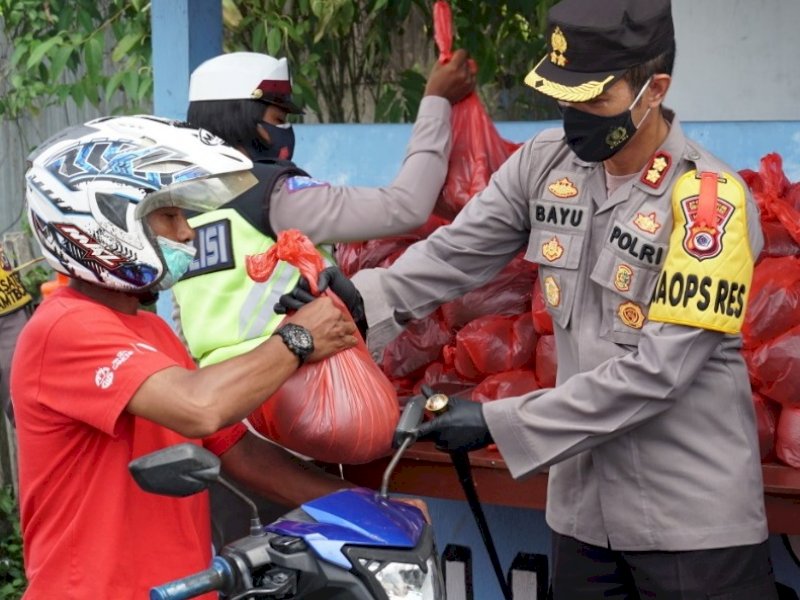 Kapolres SBB Maluku, AKBP Bayu Tarida Butar Butar serahkan bantuan ke warga.