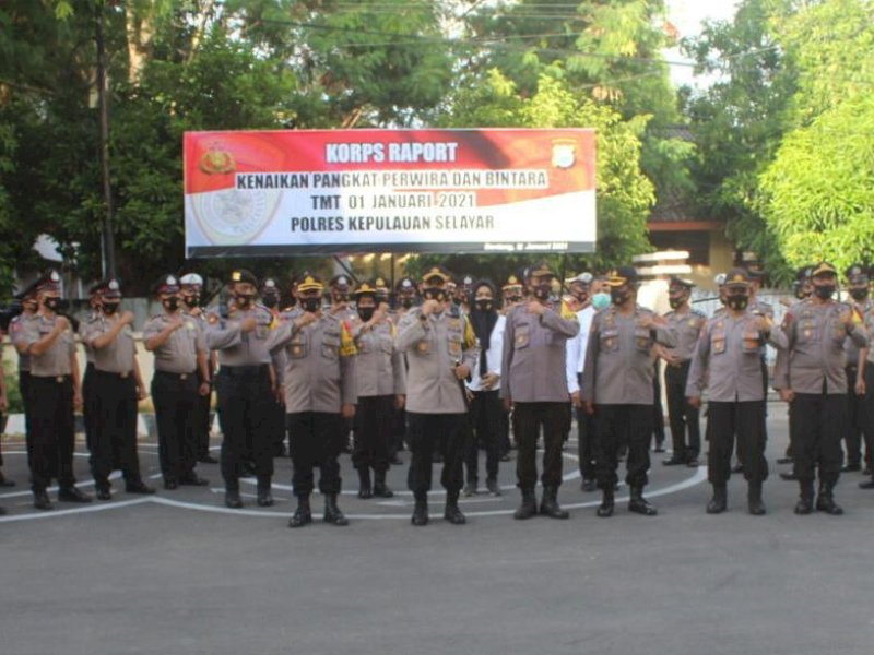 Jajaran Polres Kepulauan Selayar usai melaksanakan upacara kenaikan pangkat, Jumat (01/01/2021).