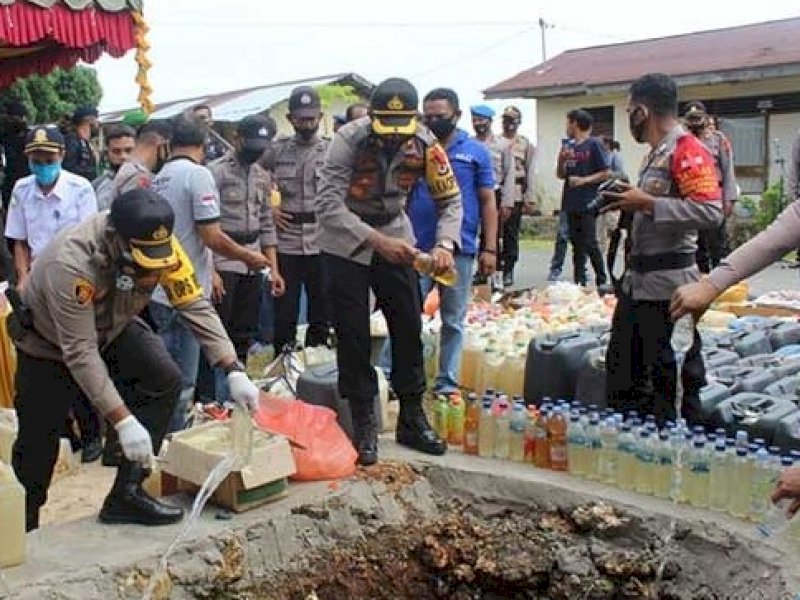 Pemusnahan ribuan liter miras jenis sopi yang dilakukan Polres Tual di akhir 2020 lalu.