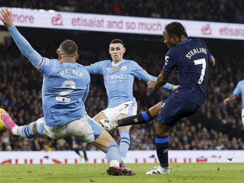 Raheem Sterling melepas tembakan ke gawang Manchester City, (int) 