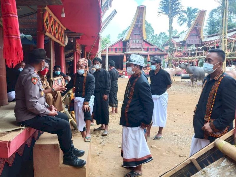 Langkah persuasif dilakukan jajaran Polres Tana Toraja untuk membubarkan acara adat Rambu Solo', Senin (28/12/20200).