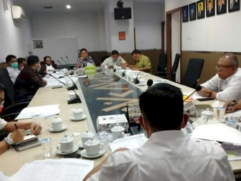 Rapat pembahasan KUA-PPS Dinas PU Makassar bersama Komisi C DPRD Makassar. 