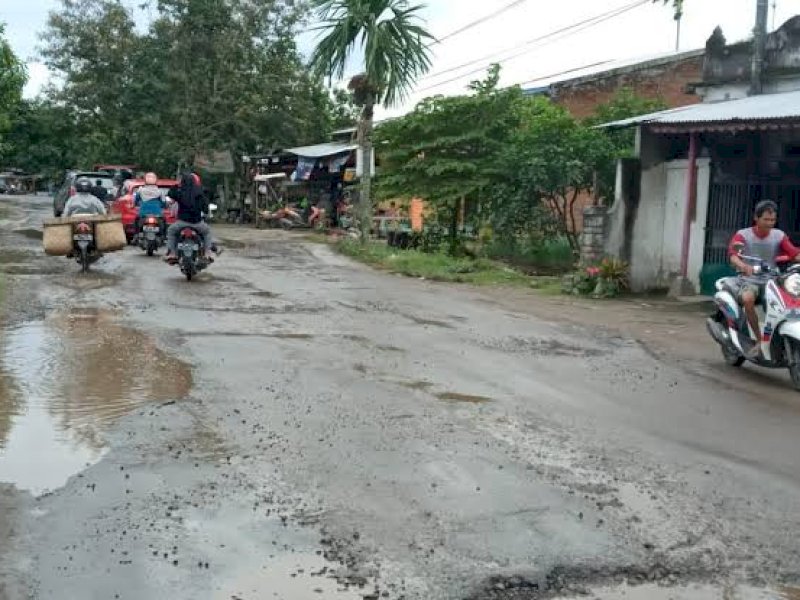 Tampak Ruas jalan Pinrang-Rappang mengalami kerusakan. 