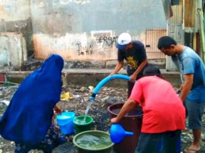 Pasokan air dari Perumda Air Minum di lokasi kebakaran Barabaraya. 