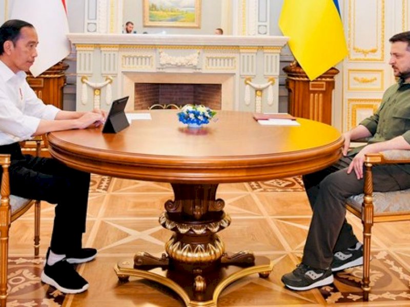 Presiden Joko Widodo bertemu dengan Presiden Ukraina Volodymyr Zelensky di Istana Maryinsky, Kyiv, Ukraina.