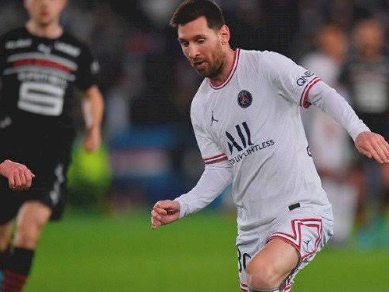 Lionel Messi berhasil diredam pemain Rennes. PSG menang 1-0.