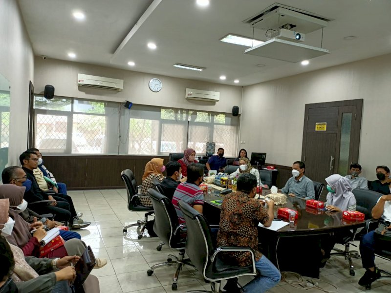 Rapat monev Dinas PU Makassar bersama tim Ahli Wali Kota membahas program strategis.