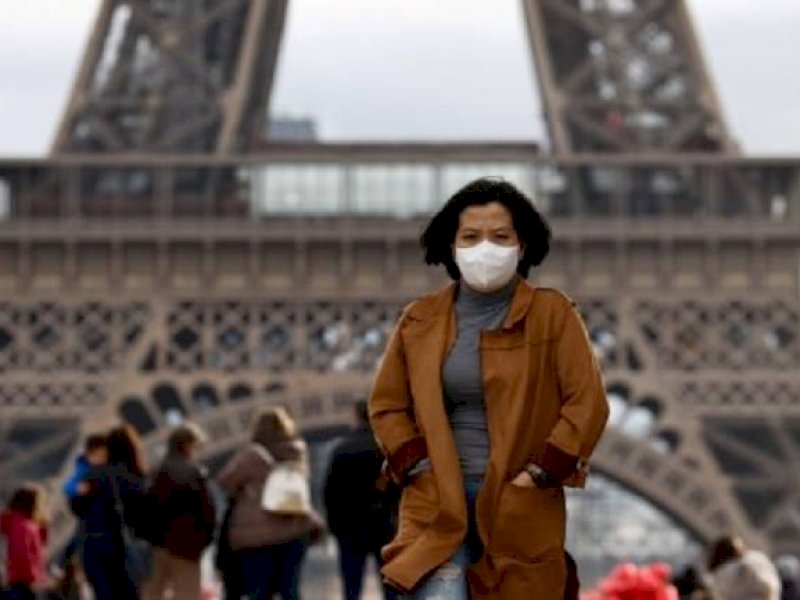 Paris kembali mewajibkan warganya mengenakan masker mulai besok. (int)