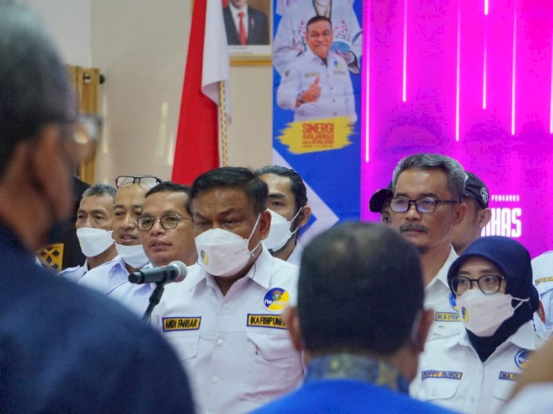 Fahsar Padjalangi dilantik menjadi Ketua IKA Fisip Unhas.