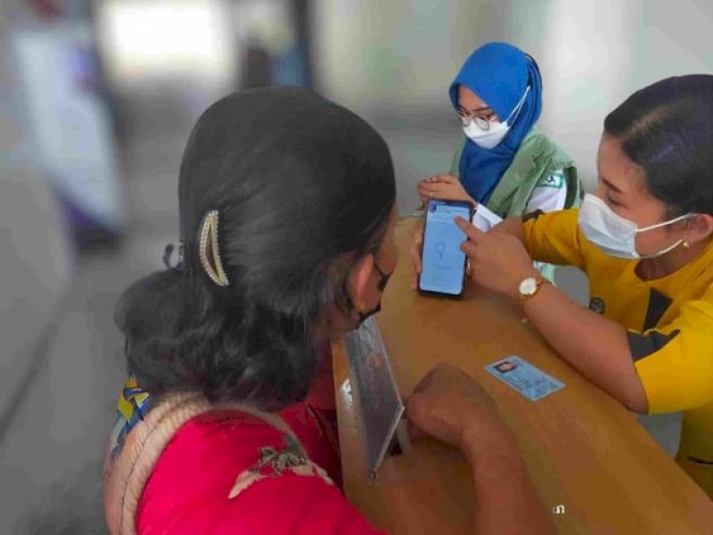 Petugas BPJS Kesehatan membantu pasien yang merasa kebingungan dengan informasi maupun layanan Program JKN. 