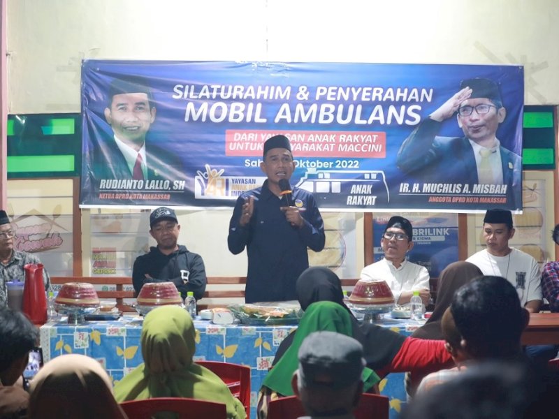 Rudianto Lallo menyerahkan bantuan ambulans kepada warga Maccini, Kecamatan Makassar, Kota Makassar.
