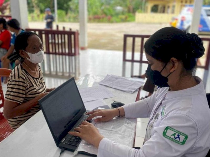 Rufina Sukirman, mengunjungi BPJS Keliling untuk memastikan status kepesertaan JKN-nya