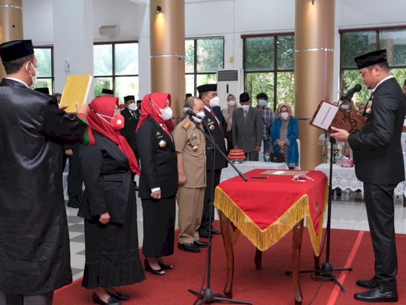 Bupati Gowa, Adnan Purichta Ichsan melantik Kamsina sebagai Sekretaris Daerah Kabupaten Gowa definitif bersama pejabat lainnya. (Ist)