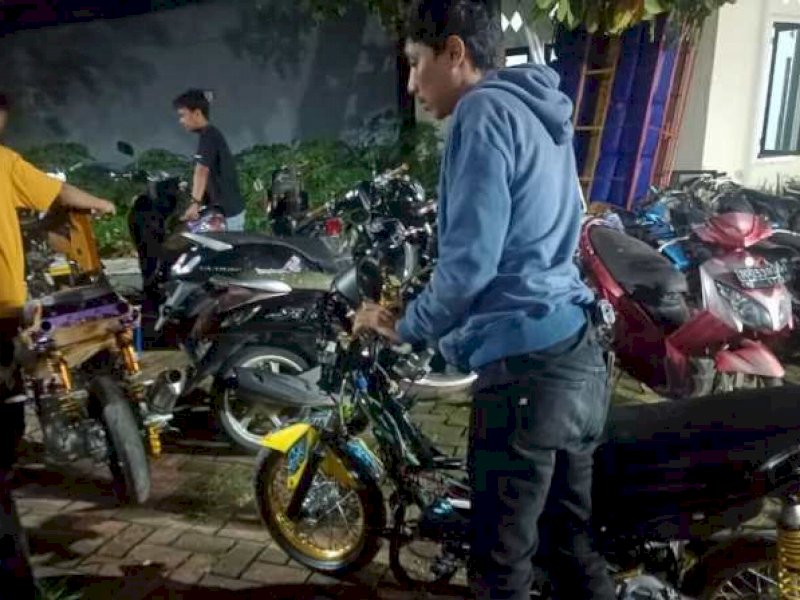 Polisi amankan puluhan motor aksi balap liar di Makassar. (Ist)