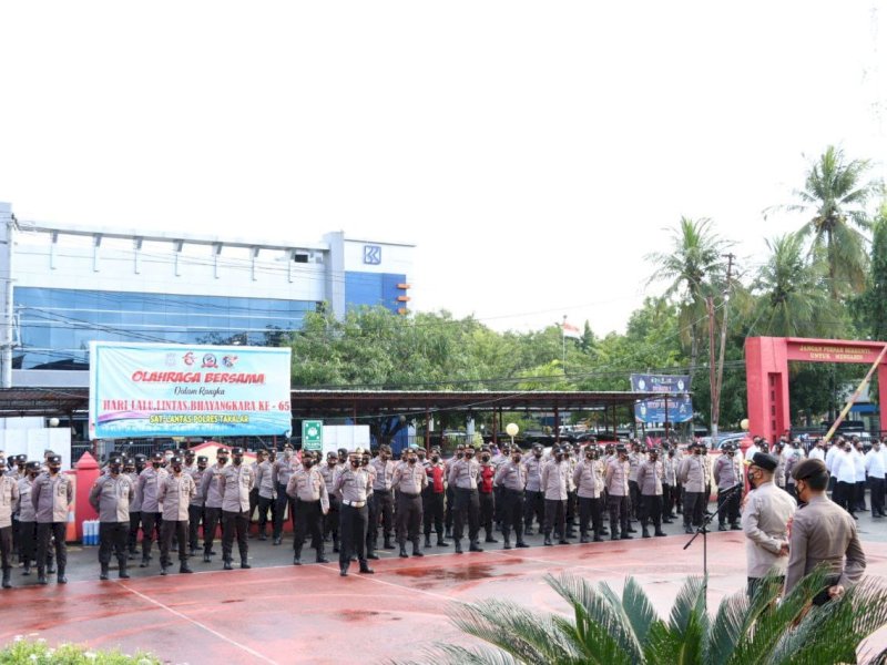 Apel pagi dipimpin Kapolres Takalat AKBP Beny Murjayanto. (Ist)