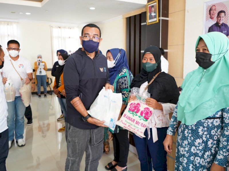 Staf Khusus III Menteri BUMN Arya Sinulingga membagikan paket sembako. (Ist)