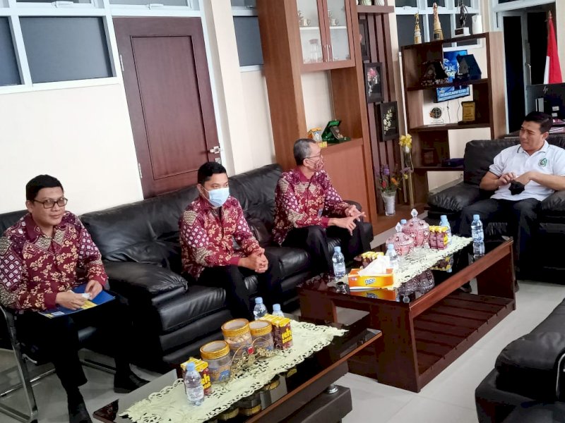 Kepala KPPN Watampone, Rintok Juhirma silaturahmi dengan Kajari Soppeng. (Ist)
